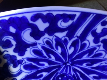 Een Chinese blauw-witte schotel met lotusslingers, Kangxi
